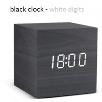 Επιτραπέζιο ρολόι κύβος μαύρο με λευκά ψηφία, απομίμηση ξύλου