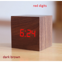 Ξύλινο επιτραπέζιο ρολόι κύβος καφέ σκούρο με κόκκινα ψηφία, απομίμηση ξύλου