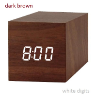 Ξύλινο επιτραπέζιο ρολόι κύβος καφέ σκούρο με λευκά ψηφία, απομίμηση ξύλου